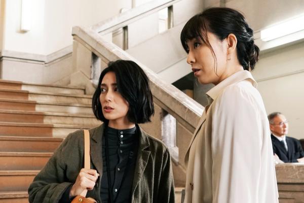Bild 1 von 3: Bei Risako (Ko Shibasaki, li.) und ihrer Jury-Kollegin Mutsumi (Ayumi Ito, re.) hinterlässt der Prozess tiefe Spuren.