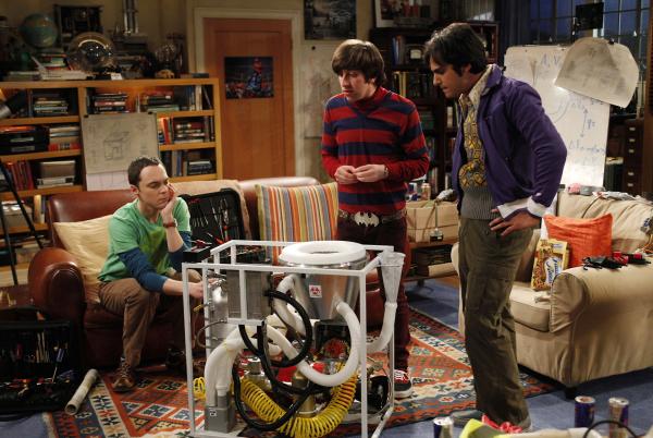 Bild 1 von 3: Howard (Simon Helberg, M.) hat Probleme mit der von ihm konstruierten Weltraumtoilette für die internationale Raumstation ISS und bittet deshalb seine Freunde Sheldon (Jim Parsons, l.), Raj (Kunal Nayyar, r.) und Leonard um Hilfe ...
