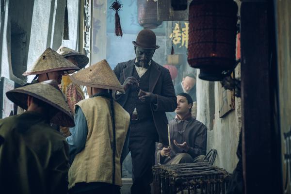 Bild 1 von 9: Jean Passepartout (Ibrahim Koma) kennt sich in dem Gewirr von Hongkongs Gassen aus. In seinem früheren Leben hat er hier bereits einige Zeit verbracht, Kontakte in die Unterwelt inklusive.