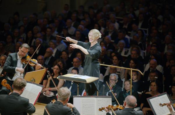 Bild 1 von 3: Joana Mallwitz, Chefdirigentin und künstlerische Leiterin am Konzerthaus Berlin