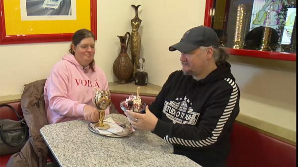 Bild 1 von 1: Dieter (48) überrascht seine Ex-Freundin Sandy (45), weil sie ihn sehr unterstützt hat