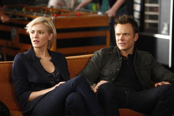 Bild 1 von 29: Pierce bekommt Besuch von seiner Stieftochter Amber (Katharine McPhee, l.) und ist sehr bemüht, sich bei ihr von seiner besten Seite zu zeigen. Damit dies auch wirklich gelingt, bittet er Jeff (Joel McHale, r.) um Hilfe ...