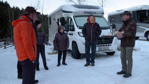 Bild 1 von 23: Im Bild: Wintercamper beim Camping Holzmeister mit Gastgeber Lorenz Luttenberger.