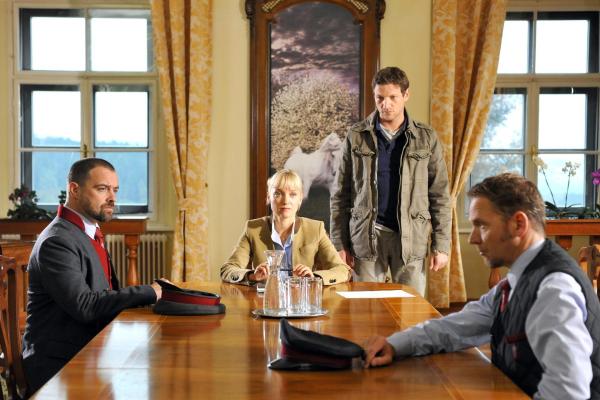 Bild 1 von 27: Im Bild (v.li.): Juergen Maurer (Josef Wagner), Eva Herzig (Katharina Lenz), Thomas Unger (Dr. Michael Haas), Mathias Kahler-Polagnoli (Martin Gross).