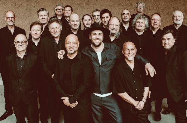 Bild 1 von 3: Jazz, Soul und Sound - die legendäre SWR Big Band feiert ihr 75jähriges Jubiläum! Das Team um Regisseur Reinhard Kungel begleitet die Ausnahme-Band auf Deutschlandtournee mit Max Mutzke, wo Groove, Stimmung und orchestrale Wucht zu elektrisierenden Konzertmomenten verschmelzen. - Max Mutzke und die SWR Big Band