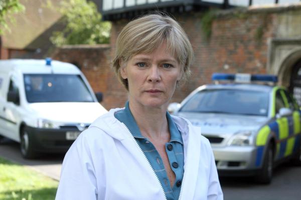 Bild 1 von 9: Im Bild: Dr. Laura Hobson (Clare Holman), Gerichtsmedizinerin.
