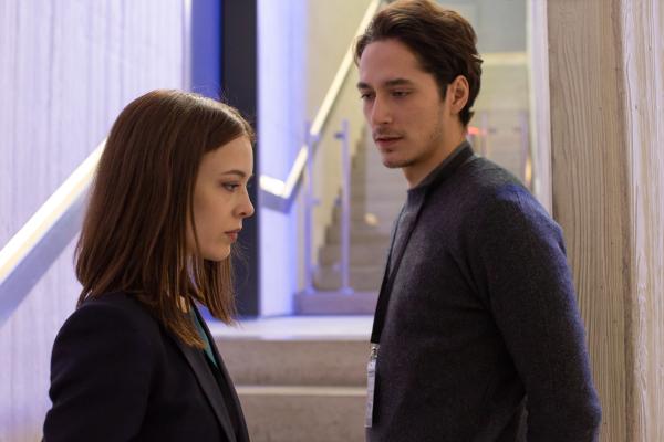 Bild 1 von 4: Jana (Paula Beer) steckt bei Ben (Noah Saavedra) in einer Zwickmühle.