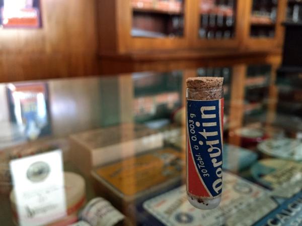 Bild 1 von 2: 1938 gehen in deutschen Apotheken die ersten Röhrchen und Fläschchen mit Pervitin über den Tresen. Das rezeptfreie Mittel, produziert von den Temmler-Werken, wird schnell zum Verkaufsschlager.