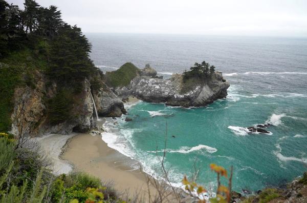 Bild 1 von 4: 1944 ließ sich Henry Miller in Big Sur nieder: In Carmel-by-the-Sea, einem kleinen Bergdorf ohne jeden modernen Komfort, brachte Miller seine Verachtung für die materialistische US-Gesellschaft zu Papier.