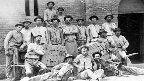 Bild 1 von 3: Ziegelarbeiter.