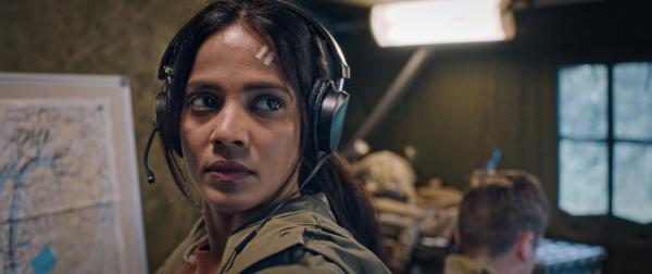 Bild 1 von 15: Die von der amerikanischen Botschaft auf den mysteriösen Eric angesetzte Agentin Cora Hathaway (Priyanka Bose) überlebt mit Glück einen, von dem von ihr Gejagten verursachten, Helikopterabsturz.