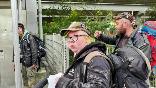 Bild 1 von 3: Lausi (32), Paddy (39), Asterix alias Opa und Kumpel Bernd wollen quer durch Deutschland, Österreich und die Schweiz. Die 32-jährige hat vorab den Reiseplan über das Internat recherchiert.
