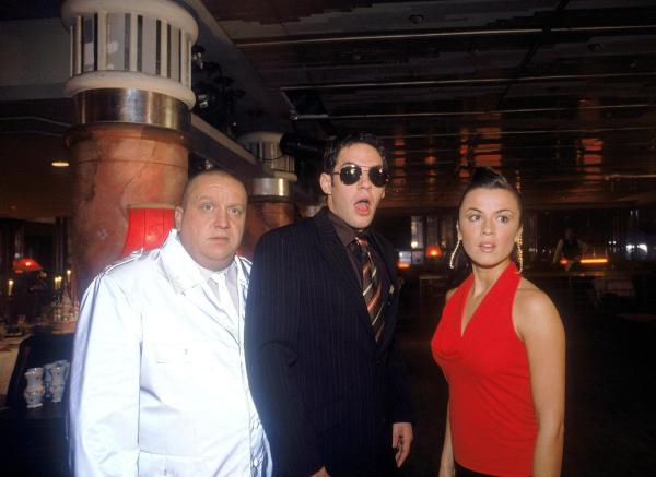 Bild 1 von 6: Im Bild (v.li.): Udo Kroschwald (Lutz Koslowski), Manuel Witting (Tobias Wagner), Natalia Avelon (Tatjana).