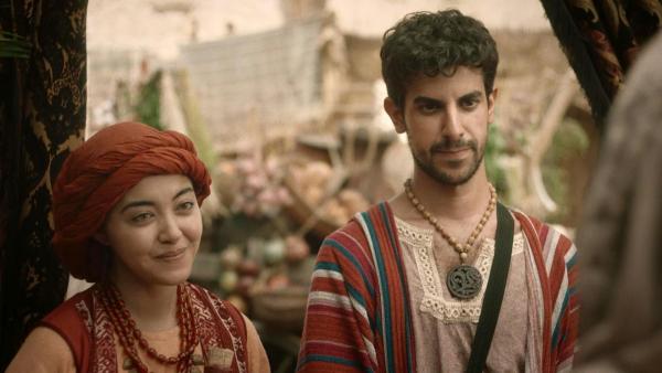 Bild 1 von 1: (v.l.) Ramah (Yasmine Al-Bustami), Thomas (Joey Vahedi)Verwendung nur in Verbindung mit der Programmkommunikation. Jede andere Nutzung ist untersagt.