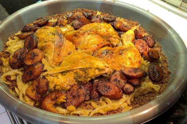 Bild 1 von 2: Nach malischer Tradition wird die Mischung aus Hirse- und Erdnussmehl namens Diuoka mit Hähnchen und gebratenen Kochbananen serviert.