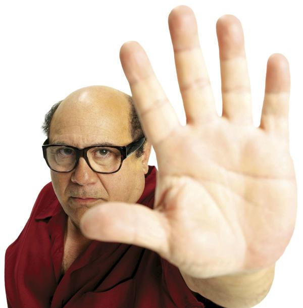Bild 1 von 22: (4. Staffel) - Frank Reynolds (Danny DeVito) ist der juristische Vater von Dennis und Dee, beteuert immer nur das Beste für seine Kinder zu wollen, nutzt sie allerdings ständig aus und spannt sie für seine Zwecke ein ...