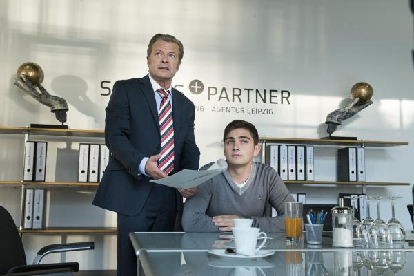 Bild 1 von 6: Joachim Schicks (Roland Koch, l.); Oliver Eckstein (Markus Krojer, r.)