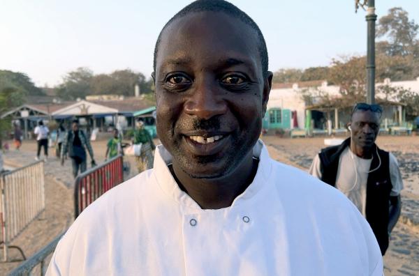 Bild 1 von 2: Auf der Insel Gorée bereitet Djibril Kara Seck Chicken Yassa zu ? einen Klassiker der senegalesischen Küche.