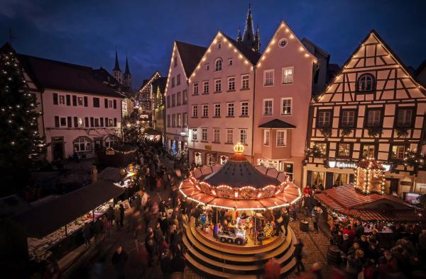 Bild 1 von 4: Budenzauber und Lichterglanz: Ramon Babazadeh und Kristin Haub läuten auf dem Altdeutschen Weihnachtsmarkt in Bad Wimpfen (Foto) die Adventszeit ein.