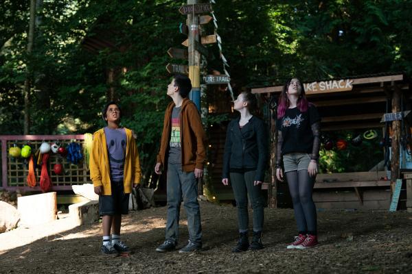 Bild 1 von 5: Glen (Krish Misra), Louis (Oliver Cunliffe), Bea (Aoife Hughes) und Kaz (Maiya Silveston, von links) suchen nach dem Dinosaurier, der sich ganz in der Nähe des Camps aufhält. Louis erzählt den anderen, dass er nach dem Tod seines Vaters eine Angststörung hatte, und er die Angst in einer Psychotherapie als Dinosaurier visualisiert hatte.