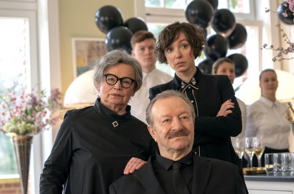 Bild 1 von 8: Mehr Kitsch geht nicht! Ulfs Eltern Herta Maria (Ursula Werner, links) und Karl (Gerhard Garbers) hören mit Clara (Julia Koschitz) die Abschiedsrede.
