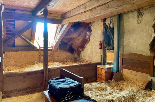 Bild 1 von 2: Ursprünglich und preisgünstig können Reisende sich hier schlicht in Stroh betten.