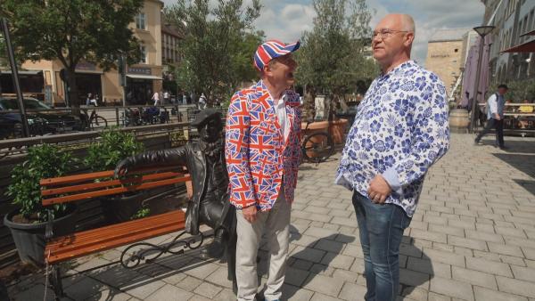 Bild 1 von 7: Volker Heißmann  (links) und Martin Rassau vor der \