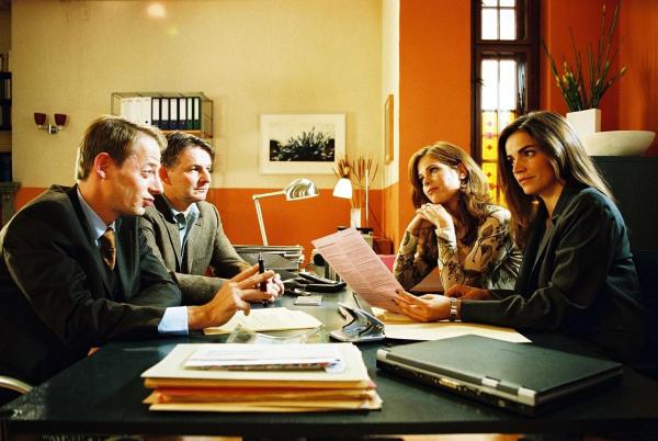 Bild 1 von 14: Sandras (Rebecca Immanuel, r.) Mandantin, Angelika Bachner (Ursula Buschhorn, 2.v.r.), war jahrelang die Geliebte von Friedrich May (Max Herbrechter, 2.v.l.). Nun hat er die Beziehung beendet und sie aus der Wohnung geworfen, die er für sie gekauft hat. Das will sich Frau Bachner nicht gefallen lassen. Vor Gericht entbrennt ein Kampf zwischen Sandra und Frank Vanderheiden (Luc Veit, l.) ...