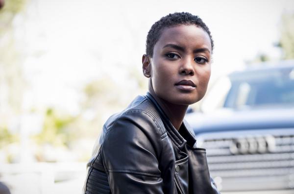 Bild 1 von 9: Bei ihrer Durchsuchung finden Kensi und Hidoko (Andrea Bordeaux) die Zutaten zur Herstellung größerer Mengen an Napalm. Doch bei wem ist das Napalm jetzt?