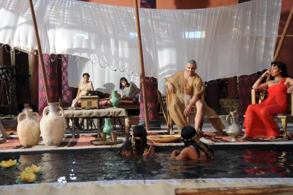 Bild 1 von 1: Ramses III. in seinem Harem. Die Rivalität seiner Frauen wird ihm zum Verhängnis werden.