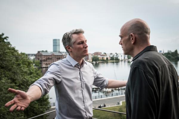 Bild 1 von 2: Wirtschaftsminister Bertram Kaiser (Max Urlacher, l.) im Gespräch mit Umweltlobbyist Frank Rolfkind (Robert Dölle, r.).