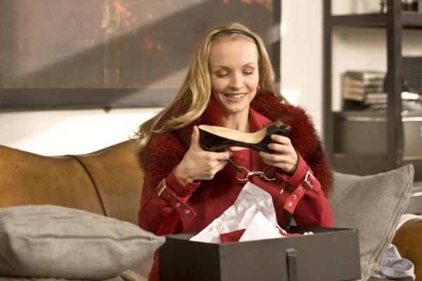 Bild 1 von 22: Für Gretchen (Janin Reinhardt) gibt es nichts Schöneres als shoppen zu gehen. Auch ein restlos überzogenes Konto, kann sie nicht davon abhalten, teuer einkaufen zu gehen. Mit fatalen Folgen ...