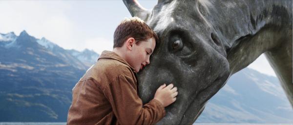 Bild 1 von 6: PK-01: Revolution Studios', Walden Media's, and Beacon Pictures' The Water Horse: Legend of the Deep is the story of a young boy who brings home a magical egg -- and soon finds himself raising an amazing creature: the mythical \