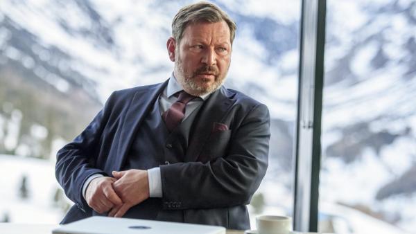 Bild 1 von 12: Im Bild: Thomas Behringer (Robert Reinagl) berät Frau Schönborn beim Investorengespräch.