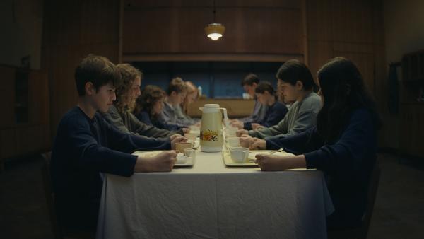 Bild 1 von 13: Mitglieder des Jugendensembles des Jungen Deutschen Theaters Berlin stellen eine Essenssituation in einem Verschickungsheim nach.