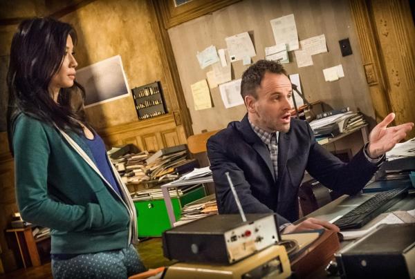 Bild 1 von 16: Ermitteln in einem neuen Fall: Sherlock Holmes (Jonny Lee Miller, r.) und Dr. Joan Watson (Lucy Liu, l.) ...