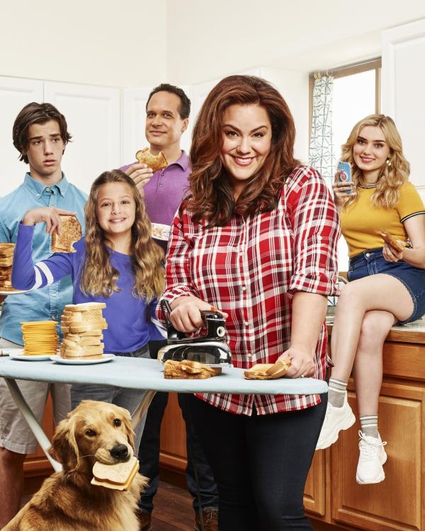 Bild 1 von 9: (v.l.n.r.) Oliver Otto (Daniel DiMaggio); Anna-Kat Otto (Giselle Eisenberg); Greg Otto (Diedrich Bader); Katie Otto (Katy Mixon); Taylor Otto (Meg Donnelly)