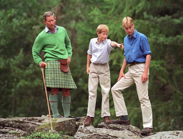 Bild 1 von 5: Prinz Charles geht mit seinen Söhnen wandern, um vom schrecklichen Unfall ihrer Mutter abzulenken.