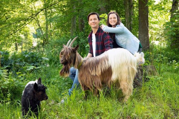 Bild 1 von 21: Es wird wild und witzig im Disney Channel! Im TIERDUELL treten unsere beiden Moderatoren Patricia und Jojo gegeneinander an, um knifflige Tierrätsel zu lösen! Immer abwechselnd stellen sie sich gegenseitig die Aufgabe, ein Tier anhand von drei charakteristischen Eigenschaften zu finden. Zum Beispiel: \