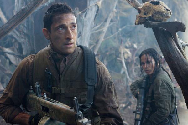 Bild 1 von 2: In an alien game preserve, Royce (Adrien Brody) and Isabelle (Alice Braga) discover they?re the game.