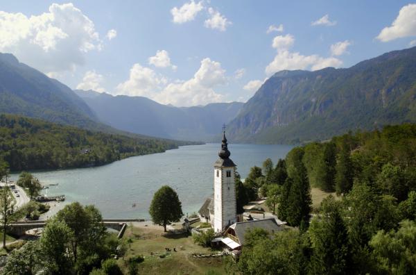 Bild 1 von 3: Der Bergsee Bohinj wird von einem Wasserfall gespeist. Das ist nicht unüblich für die Julischen Alpen: Zahlreiche Wasserfälle und Gebirgsflüsse durchziehen die naturbelassene Gegend und bringen eine Vielzahl malerischer Seen hervor.