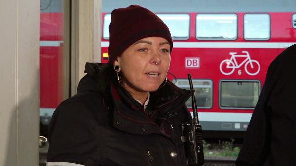 Bild 1 von 4: Taddel arbeitet zufrieden beim Bahnsteigservice der Deutschen Bahn in Mannheim, hilft Passagieren und versteht sich gut mit ihren Kollegen.