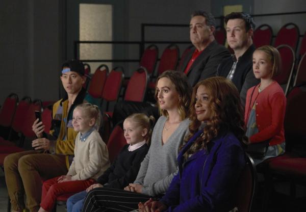 Bild 1 von 8: (v.l.n.r.) Miggy Park (Jake Choi); Amy Fogerty (Ella Allan); Emma Fogerty (Mia Allan); Angie D'Amato (Leighton Meester): Douglas Fogerty (Brad Garrett); Poppy Banks (Kimrie Lewis); Will Cooper (Taran Killam); Sophie Cooper (Marlow Barkley)