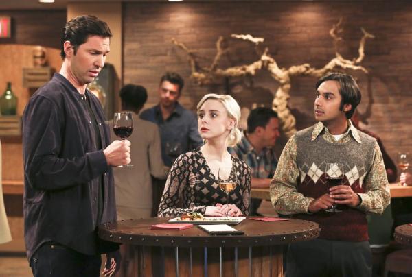 Bild 1 von 9: Raj (Kunal Nayyar, r.) ist entsetzt, als Pennys Exfreund Zack (Brian Smith, l.) bei einer Weinprobe mit Penny, Leonard, Howard, und Amy Rajs Freundin Claire (Alessandra Torresani, M.) anflirtet. Die scheint sich daran jedoch weniger zu stören ...