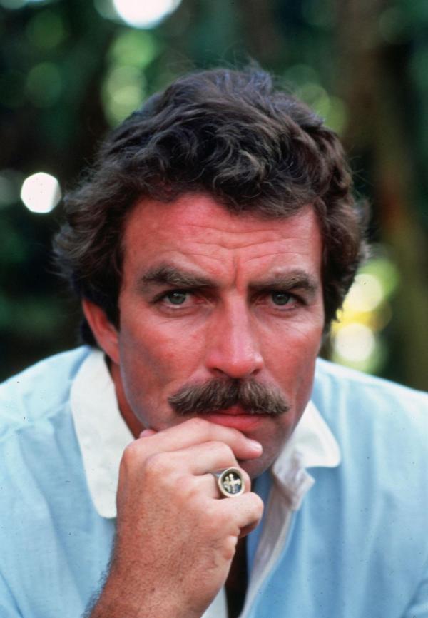 Bild 1 von 9: Thomas Sullivan Magnum (Tom Selleck) lebt auf Hawaii, im Gästehaus des berühmten Schriftstellers Robin Masters ...