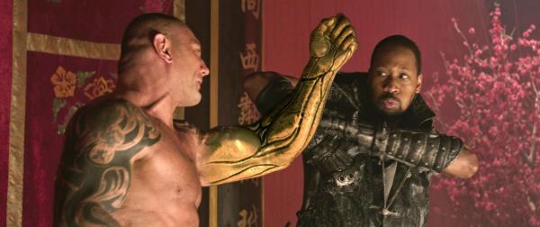Bild 1 von 13: Eigentlich hat der Schmied (RZA, r.) keine große Chance gegen Brass Body (David Bautista, l.), bis ihm die Chi-Punkte des Körpers einfallen ...