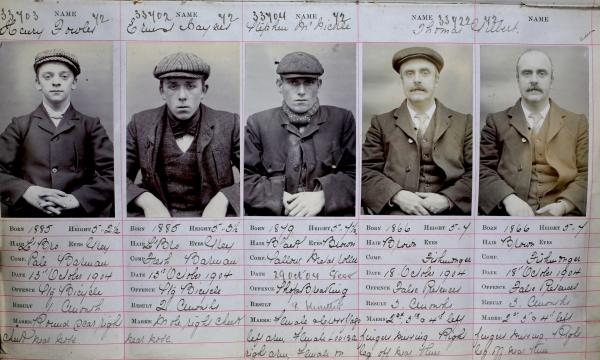 Bild 1 von 8: Als die erste Polizei der Welt führen die Ordnungskräfte von Birmingham das Verbrecherfoto ein. Die Models: Real Peaky Blinders.