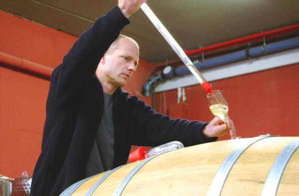 Bild 1 von 5: Der Schwarzwälder Winzer und Sekthersteller Maximilian Wagner zieht aus einem Eichenfass eine Probe vom Grundwein fu¨r den Sekt.