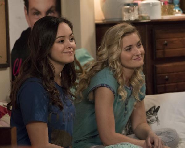 Bild 1 von 15: Erica Goldberg (Hayley Orrantia, l.); Lainey Lewis (AJ Michalka, r.)