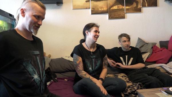 Bild 1 von 2: Nicole, ihr Ehemann René und Sohnemann Jamie sind unterdessen voller Vorfreude, denn heute besuchen die drei gemeinsam ein Konzert in Rostock.